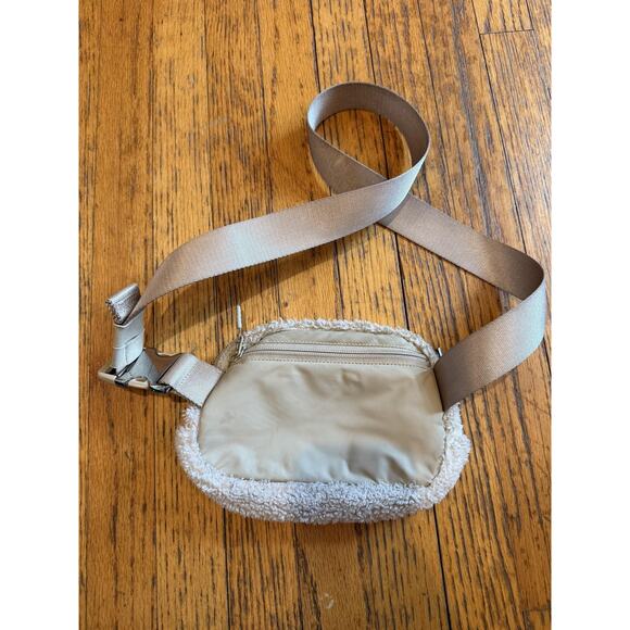 Lululemon Everywhere Belt Bag One Size Beige Fleece Sherpa Crossbody Sling Zip - Picture 9 of 9